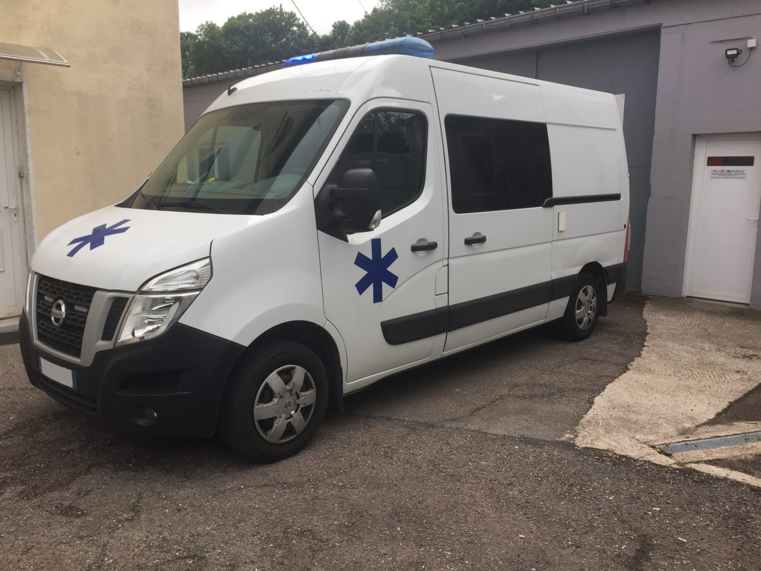 Ambulance NISSAN NV400 L2H2 160cv , révisé mécanique, Boite changée